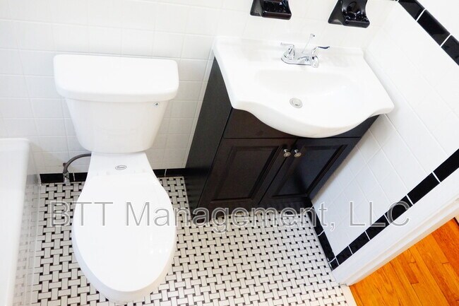 Building Photo - 812 Greenwood Cir