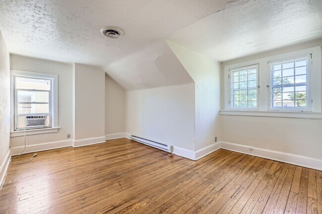 Building Photo - Top Unit (Beautiful Views)  Move in Ready!...