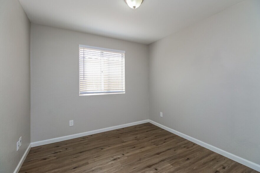 Building Photo - 1730 W San Remo St