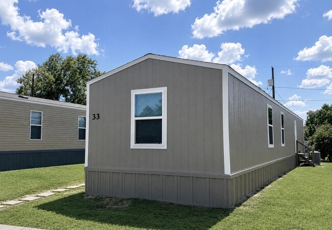 Building Photo - 2601 Leary Ln