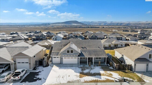 Building Photo - Generational suite w/separate entrance!