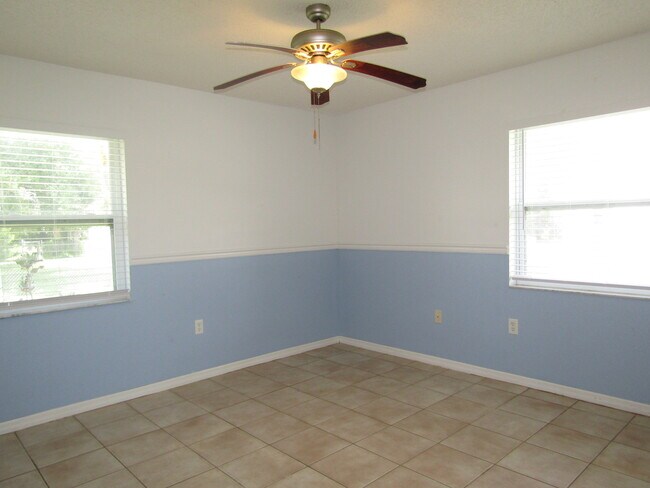 Building Photo - 2624 Valencia Dr