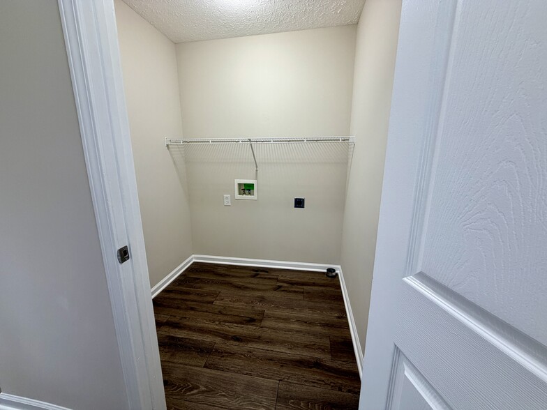 Building Photo - 319 Sandy Ct