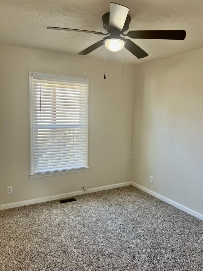 Building Photo - COMING SOON! 3 Bedroom, 2 Bath Home off Ne...