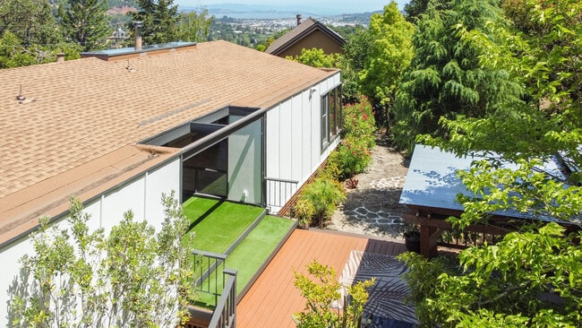 Building Photo - 100 Wimbledon Way