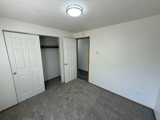 Building Photo - 394 Shamrock St