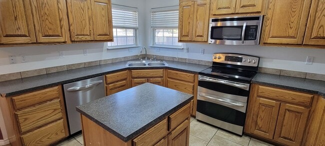 Building Photo - NEWER HOME ON QUIET STREET