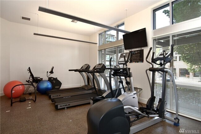 Building Photo - Spacious 1bd/1.5ba Condo in Belltown!