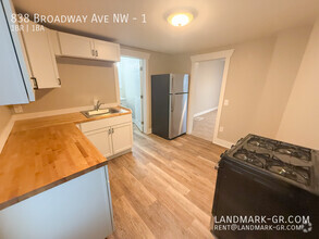 Building Photo - Updated 1-Bed, 1-Bath – First Month Rent $...