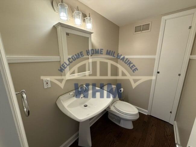 Building Photo - 6225 N Lydell Ave