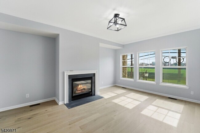 Building Photo - 704 Green Ln