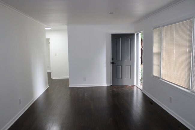 Building Photo - Spacious 4 Bedroom, 3 Full Bath Home In In...