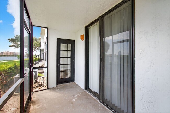 Building Photo - ONE BEDROOM ONE BATHROOM WITH LAKE VIEW!!!