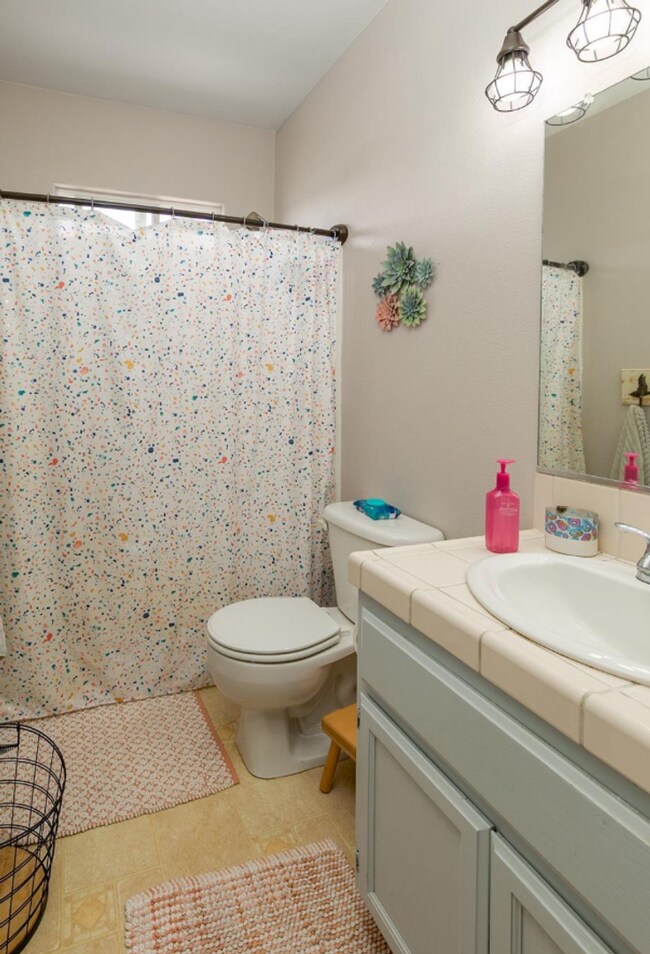 Building Photo - 404 Settler Dr