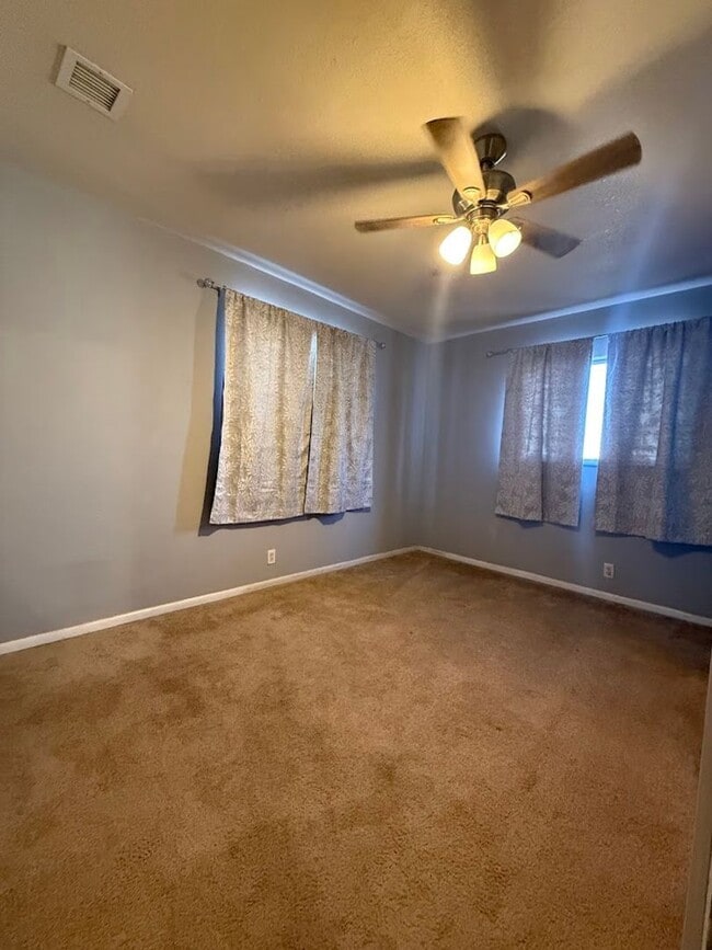 Building Photo - Well Maintained 3bd/2ba Home With Large Bonus Room