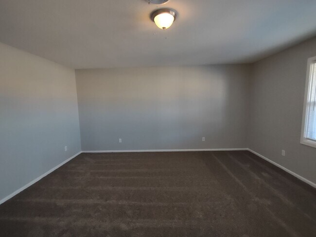Building Photo - Large Updated 4 Bedroom Home Off University