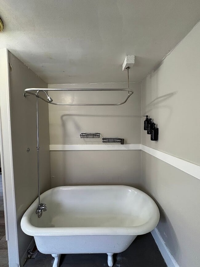 Building Photo - Three bedroom one bathroom home for rent