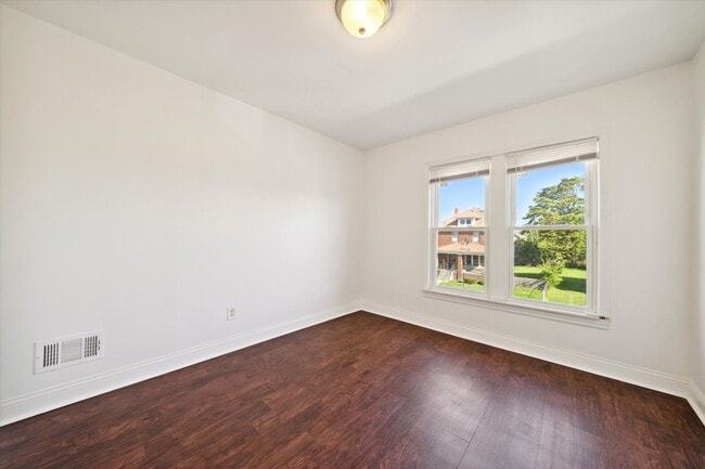 Building Photo - $1,675 - Spacious 3 Bedroom in North End