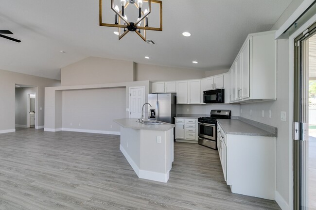 Building Photo - REMODELED 5 BEDROOM HOME IN NORTH LAS VEGAS