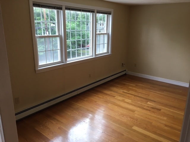 Bright and airy living room - 18 Dunstan St