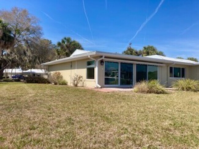 Building Photo - Waterfront condo with community pool!