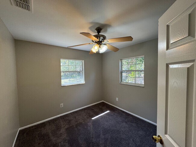 Building Photo - Charming 4 Bedroom, 1 Bathroom Home in Orange City!!