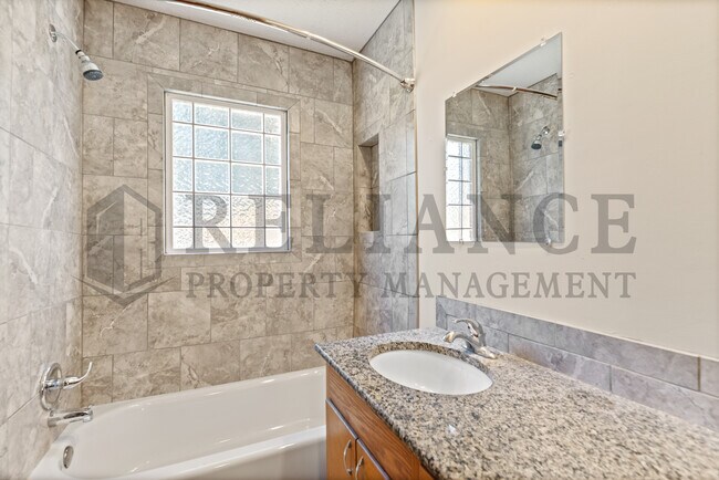 Building Photo - 860 Fabrique St
