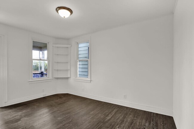 Building Photo - 569 Pleasant St