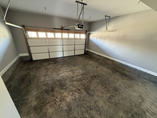 Building Photo - 121 Turn Row Dr