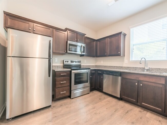 Building Photo - 3 Bedroom Townhome in NW School District -...