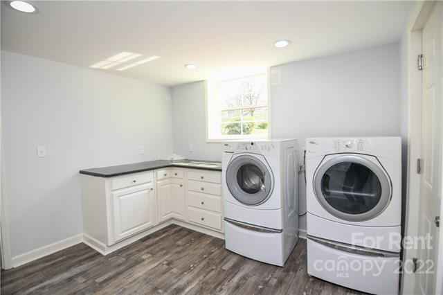 Building Photo - 9025 Longview Dr
