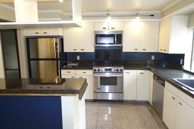 Building Photo - Private Patio Oasis