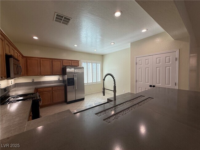 Building Photo - 2739 Mintlaw Ave