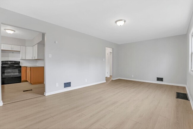 Building Photo - 307 S Wheatland Ave