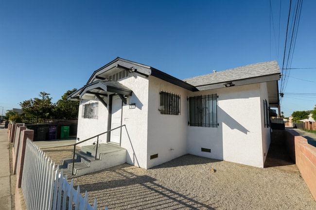 Building Photo - ***$500 OFF 1ST MONTH*** SPACIOUS 3 BEDROOM 1 BATHROOM REMODELED HOME WITH GARAGE AND ADDITIONAL ...