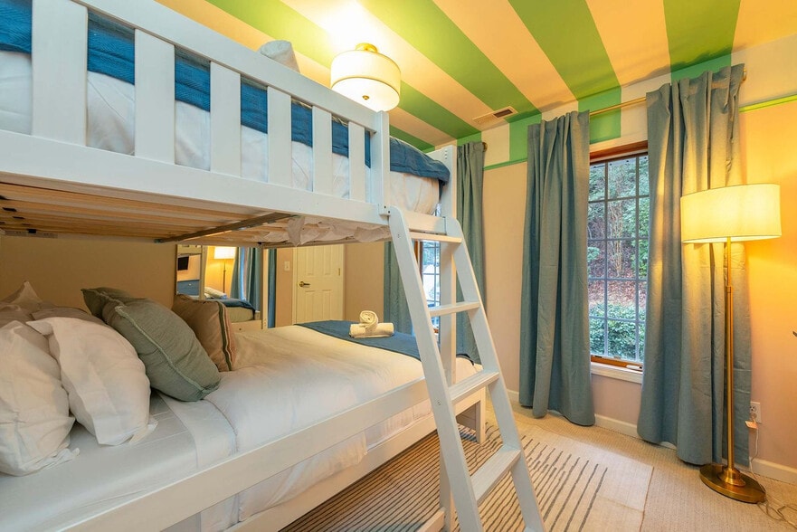 Building Photo - 16 Skyview Ct