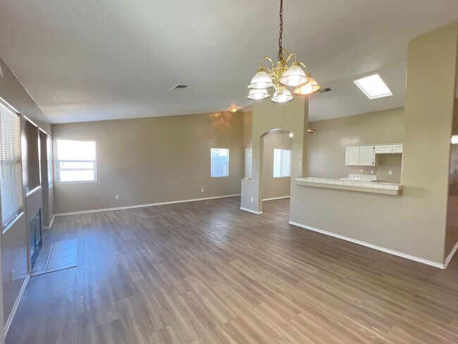 Building Photo - Northwest Bakersfield