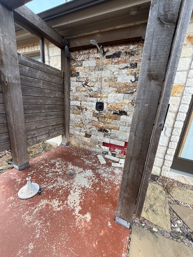Building Photo - NEW ON MARKET
