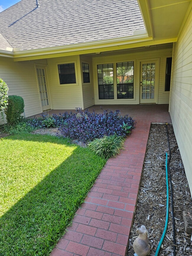Building Photo - 3913 Davis Cir