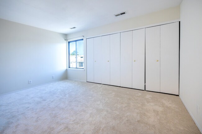 Building Photo - 20 Lawson Ln