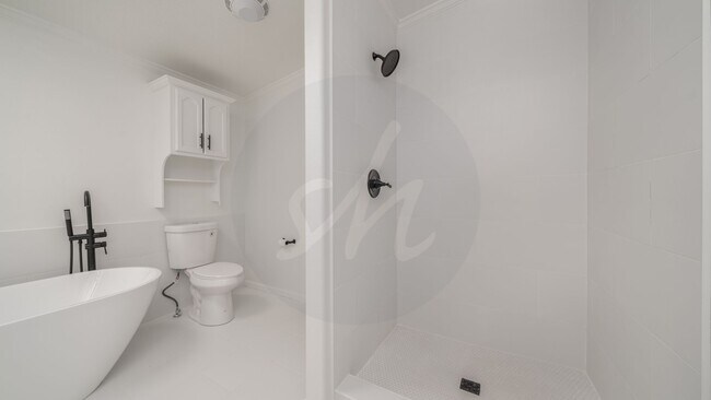 Building Photo - Spacious 4 Bedroom Near Woodman & Black Fo...