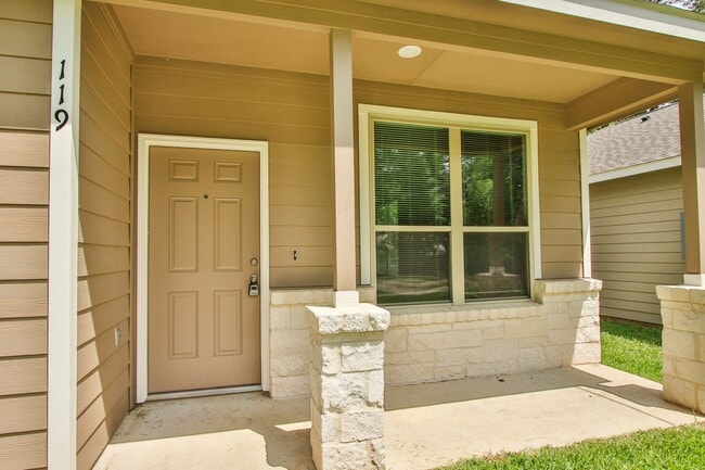 Building Photo - Beautiful 3 Bedroom / 2 Bathroom home in 7...