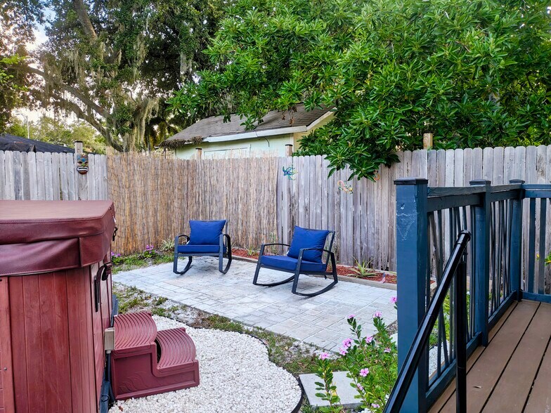 Building Photo - 448 Avenue A NE