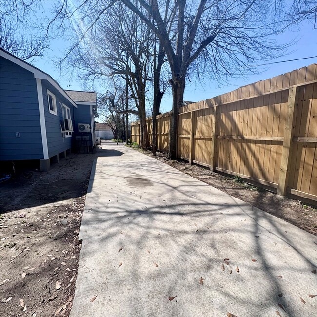 Building Photo - 116 E Jack Ave