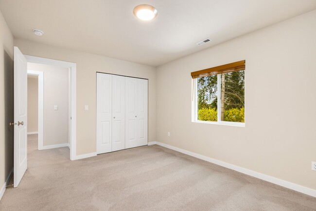 Building Photo - 4 Bedroom 2.5 Bath in Monroe/Snohomish pla...