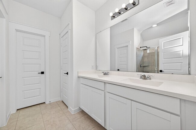 Building Photo - 16307 Rockdale Landing Dr