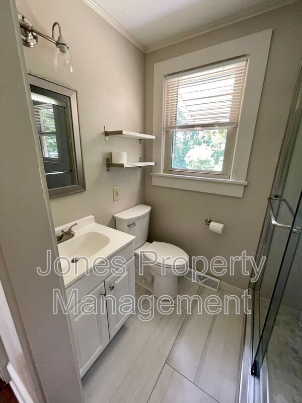 Building Photo - 1419 N Main St