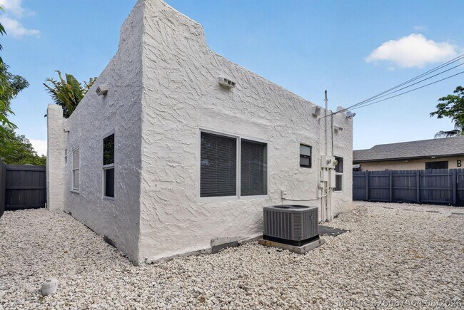 Building Photo - 516 Independence Rd