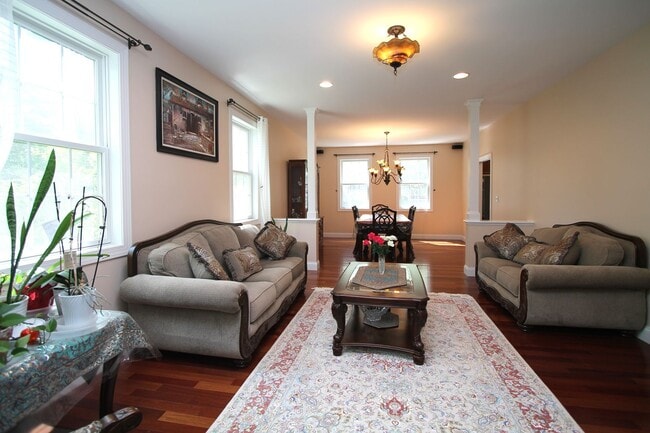 Building Photo - 4 Bedroom House For Rent