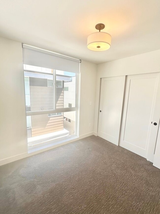 Building Photo - Just listed! Modern 2-bed, 2-bath Townhome...